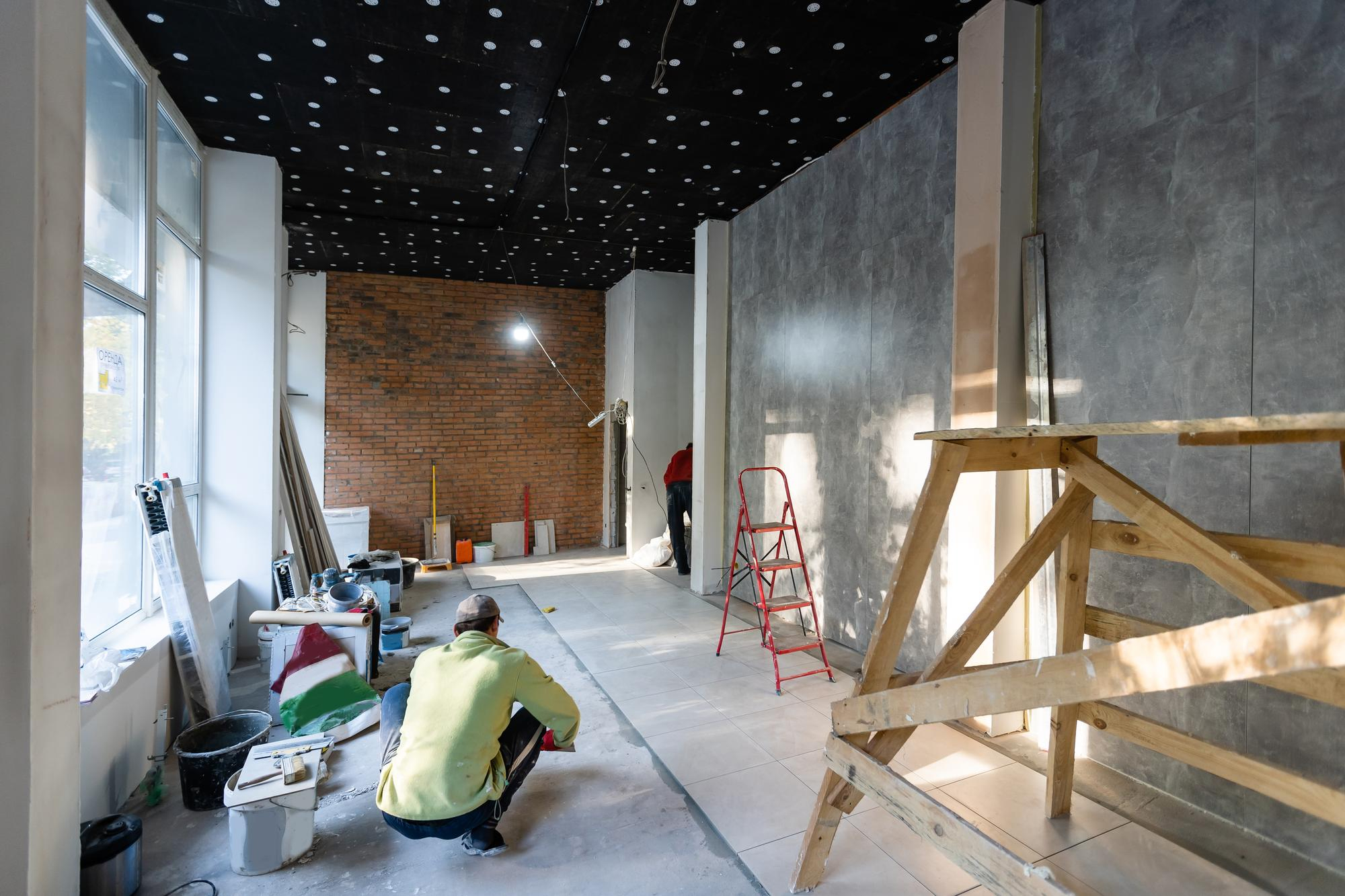 Reforma de cocina en tonos blancos y negros con iluminación cálida