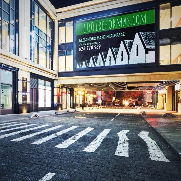 Fachada moderna de edificio con rótulo de 1001 Reformas